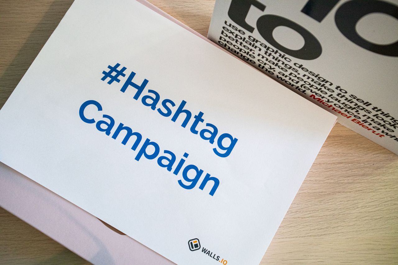 Une image conceptuelle d'une campagne de hashtag présentée sur papier pour des stratégies marketing.